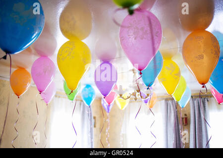 Gruppe von bunten Luftballons auf weiße Decke Stockfoto