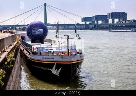 Deutschland, Köln, Messe-Schiff MS Wissenschaft (MS Schience. Auf dem Schiff zeigt die Welt der Meere und Ozeane. Stockfoto