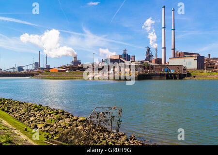 Stahlindustrie machen und Nordseekanal in IJmuiden bei Amsterdam in Niederlande Stockfoto