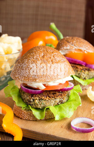 Vegetarische Linsensuppe Burger mit Gemüse auf Holzbrett Stockfoto