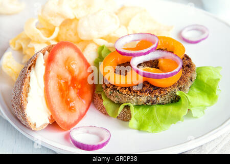 Vegetarische Linsensuppe Burger mit Gemüse und Pommes Frites auf weißen Teller Stockfoto