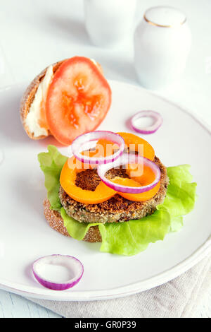 Vegetarische Linsensuppe Burger mit Gemüse auf weißen Teller Stockfoto
