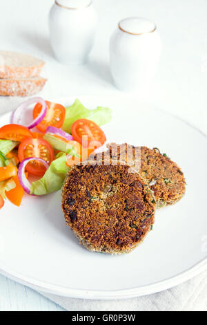 Vegetarische Burger Bratlinge Frittens mit Gemüsesalat auf weißen Teller Stockfoto