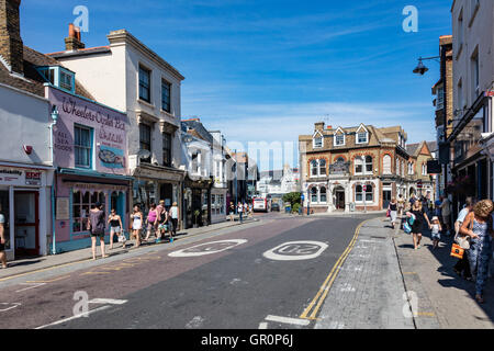 Der High Street in Whitstable blickt der Herzog von Cumberland-Kneipe mit den Besuchern während der Sommerferien, Kent, UK Stockfoto