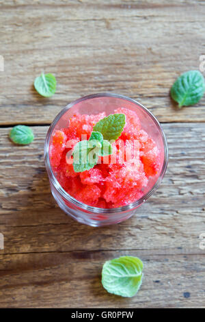 Erdbeer-Granita mit Minze (Matsch, gefrorenes Dessert) im Bereich Glas hautnah Stockfoto