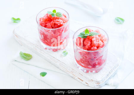 Erdbeer-Granita mit Minze (gefrorene Dessert) in Teil Gläser auf weißem Hintergrund Stockfoto