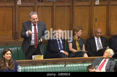 Arbeits-Wartungstafel für Wrexham Ian Lucas spricht im House Of Commons, London, während Keith Vaz (rechts) blickt auf. Stockfoto