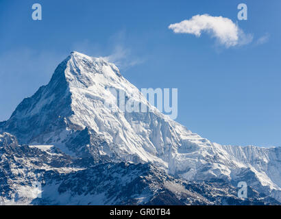 Annapurna South, blauer Himmel und eine Wolke in Nepal Stockfoto