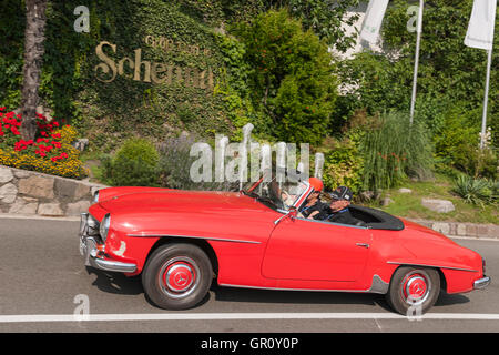 Schenna, Italien - 8. Juli 2016: D Mercedes 190 SL Scena Straße in Richtung Schenna Dorf Stockfoto