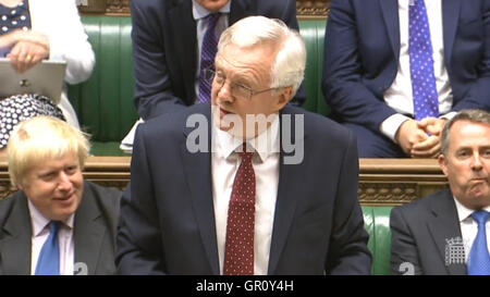 Brexit Sekretär David Davis macht eine Aussage in das House Of Commons, London, flankiert von Außenminister Boris Johnson, links, und internationaler Handel Sekretär Liam Fox. Stockfoto