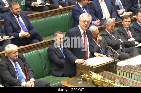 Brexit Sekretär David Davis macht eine Aussage in das House Of Commons, London, flankiert von Außenminister Boris Johnson, untere linke und internationalen Handel Sekretär Liam Fox, sitzt im Zentrum. Stockfoto