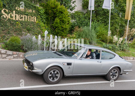 Schenna, Italien - 8. Juli 2016: FIAT Dino Scena Straße in Richtung Schenna Dorf Stockfoto