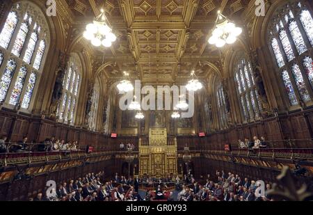 Herr Norman Fowler, spricht der neue Lord Speaker in der Kammer des House Of Lords während seiner ersten Sitzung im Parlament, London. Stockfoto