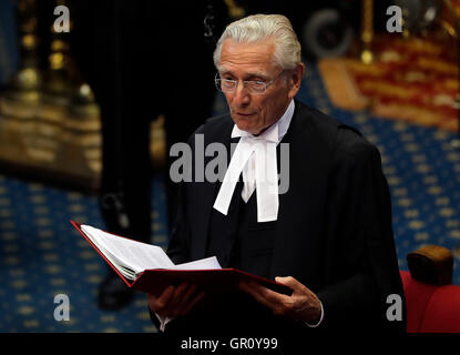 Herr Norman Fowler, spricht der neue Lord Speaker in der Kammer des House Of Lords während seiner ersten Sitzung im Parlament, London. Stockfoto