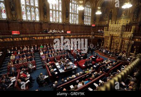 Herr Norman Fowler, spricht der neue Lord Speaker in der Kammer des House Of Lords während seiner ersten Sitzung im Parlament, London. Stockfoto