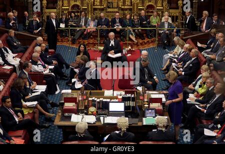 Herr Norman Fowler, spricht der neue Lord Speaker in der Kammer des House Of Lords während seiner ersten Sitzung im Parlament, London. Stockfoto