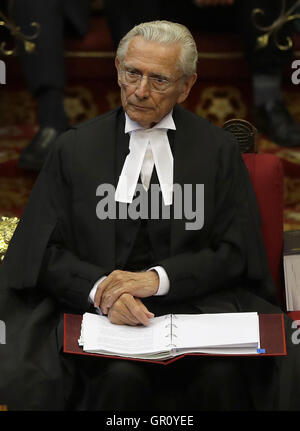 Herr Norman Fowler, sitzt der neue Lord Speaker in der Kammer des House Of Lords während seiner ersten Sitzung im Parlament, London. Stockfoto