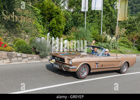 Schenna, Italien - 8. Juli 2016: Ford Mustang Süd Scena unterwegs in Richtung Schenna Dorf Stockfoto