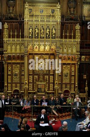 Herr Norman Fowler, sitzt der neue Lord Speaker in der Kammer des House Of Lords während seiner ersten Sitzung im Parlament, London. Stockfoto