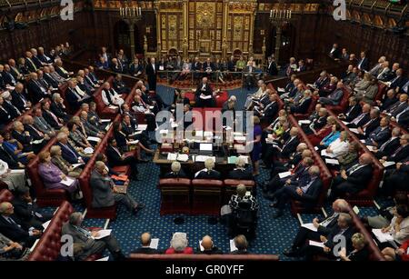 Herr Norman Fowler, spricht der neue Lord Speaker in der Kammer des House Of Lords während seiner ersten Sitzung im Parlament, London. Stockfoto