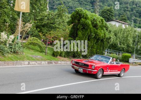 Schenna, Italien - 8. Juli 2016: Ford Mustang Süd Scena unterwegs in Richtung Schenna Dorf Stockfoto