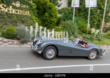 Meran, Italien - 8. Juli 2016: Jaguar E-Type XK 140 Le Mans Scena unterwegs in Richtung Schenna Dorf Stockfoto