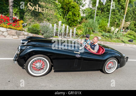 Schenna, Italien - 8. Juli 2016: Jaguar XK120 OTS SE Scena unterwegs in Richtung Schenna Dorf Stockfoto