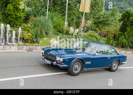 Schenna, Italien - 8. Juli 2016: Maserati Mexiko auf die Scena-Straße in Richtung Schenna Dorf Stockfoto