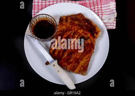 Rack mit Schweinefleisch Spareribs und DIP-sauce Stockfoto