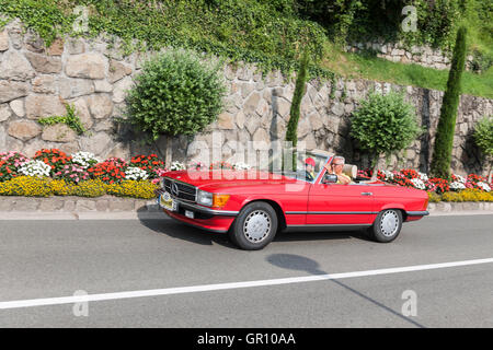 Schenna, Italien - 8. Juli 2016: Mercedes 280 SL R 107 Scena Straße in Richtung Schenna Dorf Stockfoto