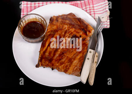 Rack mit Schweinefleisch Spareribs und DIP-sauce Stockfoto