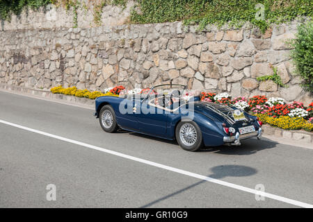 Schenna; Italien - 8. Juli 2016: MG A 1600 Scena unterwegs in Richtung Schenna Dorf Stockfoto