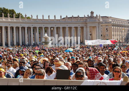 Rom, Italien - 3. September 2016: Menschenmenge auf dem Petersplatz, anlässlich der Heiligung der Mutter Teresa von Kalkutta Stockfoto