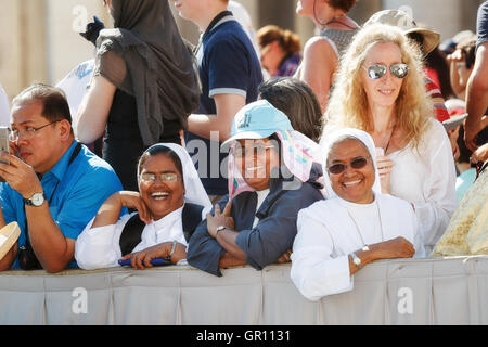 Rom, Italien - 3. September 2016: Einige Nonnen in dem Petersplatz, anlässlich der Heiligung der Mutter Teresa von Calc Stockfoto