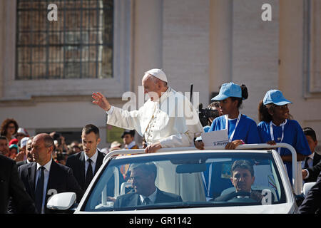 Vatikan, Italien - 3. September 2016: Papst Francis auf den neuen Papst mobil, versammelten sich winken für die Schar von Gläubigen, in St. Peter Stockfoto