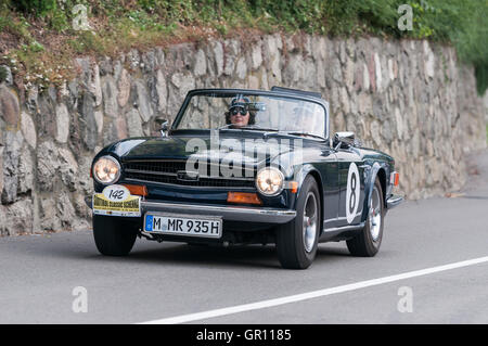 Schenna, Italien - 8. Juli 2016: Triumph TR6 Scena Straße in Richtung Schenna Dorf Stockfoto