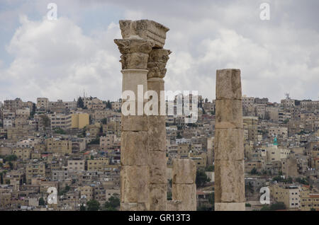 Ruinen der römischen Tempel des Herkules auf der Zitadelle von Amman mit Blick auf die Stadt, Amman. Jordanien Stockfoto