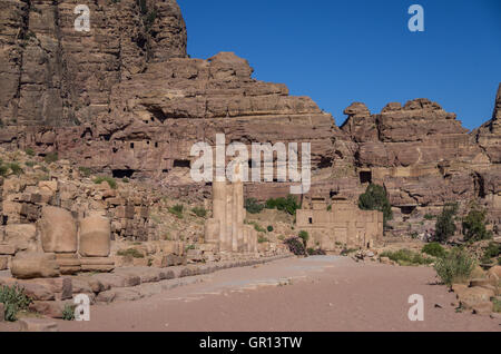 Das Hadrianstor (Temenos) und der Cardo Maximus in Petra. Qasr al-Bint im Hintergrund. Petra, Jordanien Stockfoto