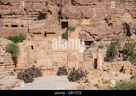 Das Hadrianstor (Temenos) und der Cardo Maximus in Petra. Qasr al-Bint im Hintergrund. Petra, Jordanien Stockfoto