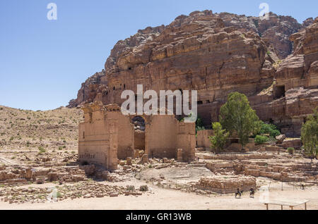 Petra, Jordanien. Blick auf den Tempel Qasr Al-Bint. Stockfoto