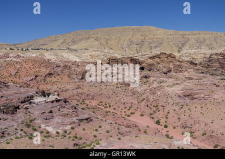 Ruine des Moghar Annassara (christliche Gräber) in Petra und Uum Sayhoun Dorf am Hintergrund und trockenen Wasserlauf des Wadi Mataha r Stockfoto