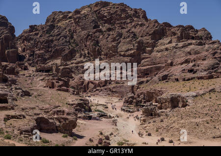 Blick auf Jebel Madbah, Straße von Fassaden und Theater von Seite der Cardo Maximus Petra. Jordanien Stockfoto