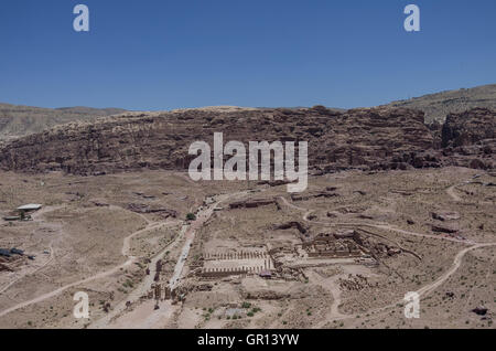 Blick auf königliche Gräber, Cardo Maximus und große Tempel von Al Habis Berg. Panorama der antiken Stadt Petra. Jordanien Stockfoto