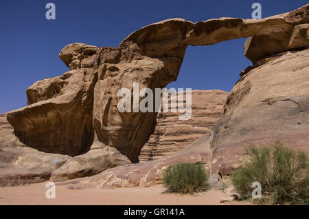 Malerische Aussicht auf Umm Fruth Rock-Brücke in der Wüste Wadi Rum, Jordanien. Stockfoto