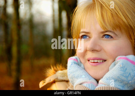 Portrait eines glücklichen und lächelnde Frau in Winterkleidung Stockfoto
