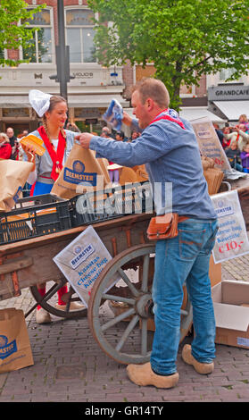 "Käse-Mädchen" in traditionellen Kostümen verkaufen Proben auf dem Käsemarkt von Alkmaar, Holland Stockfoto