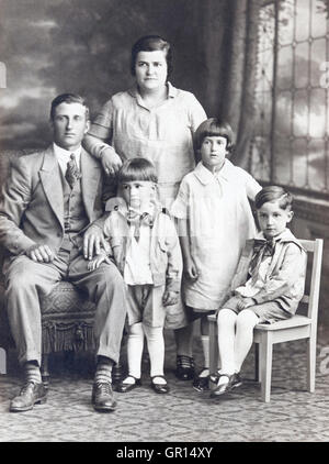 Vintage Italian Immigrant Family Photo, Schwarz-Weiß-Porträt aus den 1920er Jahren, USA Stockfoto