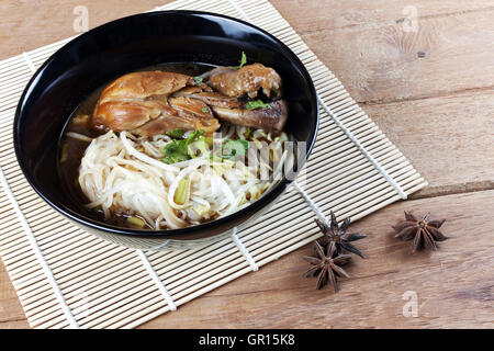 Chicken Noodle Soup in schwarz Schüssel auf Holz Hintergrund Stockfoto