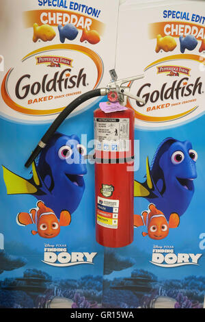 Special Edition Dory Disney Goldfish Crackers Filmplakat verputzt, um eine Wand montierten Feuerlöscher, Kmart, NYC, USA Stockfoto