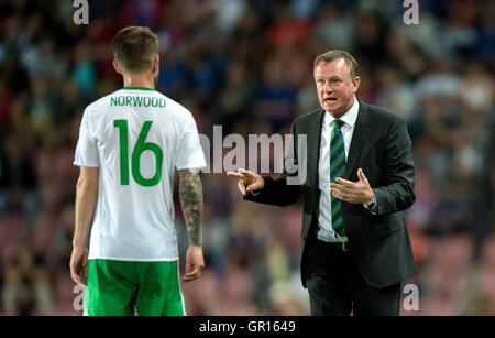 Trainer Michael O'Neill mit Oliver Norwood (Nordirland) während der WM-European Qualifying-Fußballspiel zwischen der Tschechischen Republik und Nordirland in Prag, Tschechische Republik, 4. September 2016. Foto: Thomas Eisenhuth/Dpa - NO-Draht-Dienst- Stockfoto